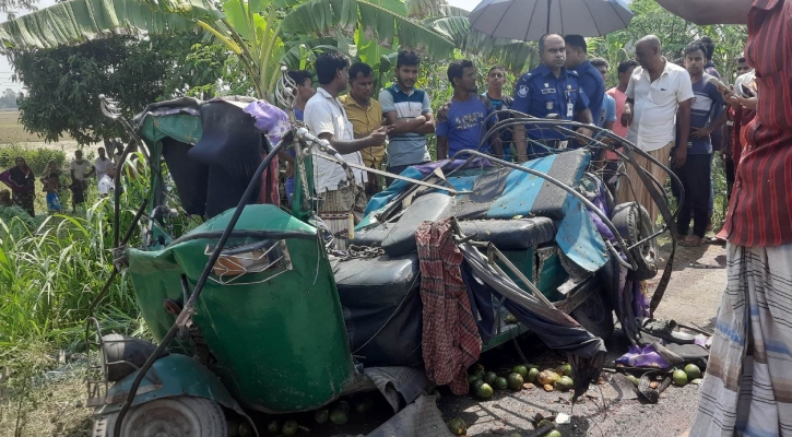 নওগাঁয় ট্রাকচাপায় অটোরিকশার ৪ যাত্রী নিহত  